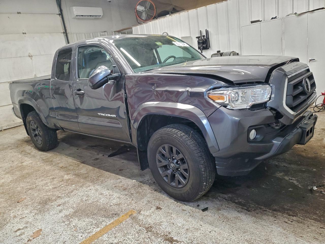 Toyota Tacoma Access Cab Image 12