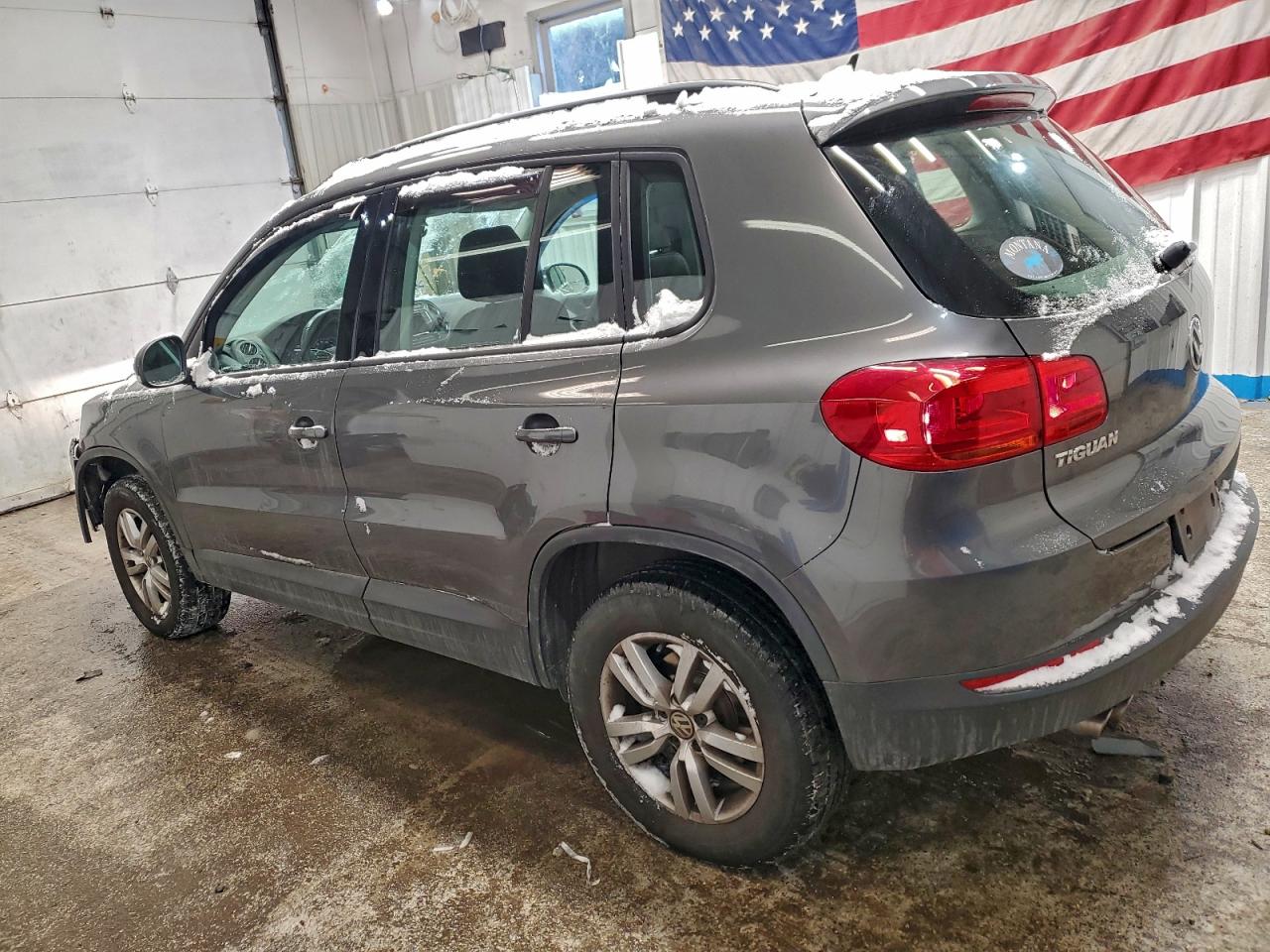 Volkswagen Tiguan S Image 2