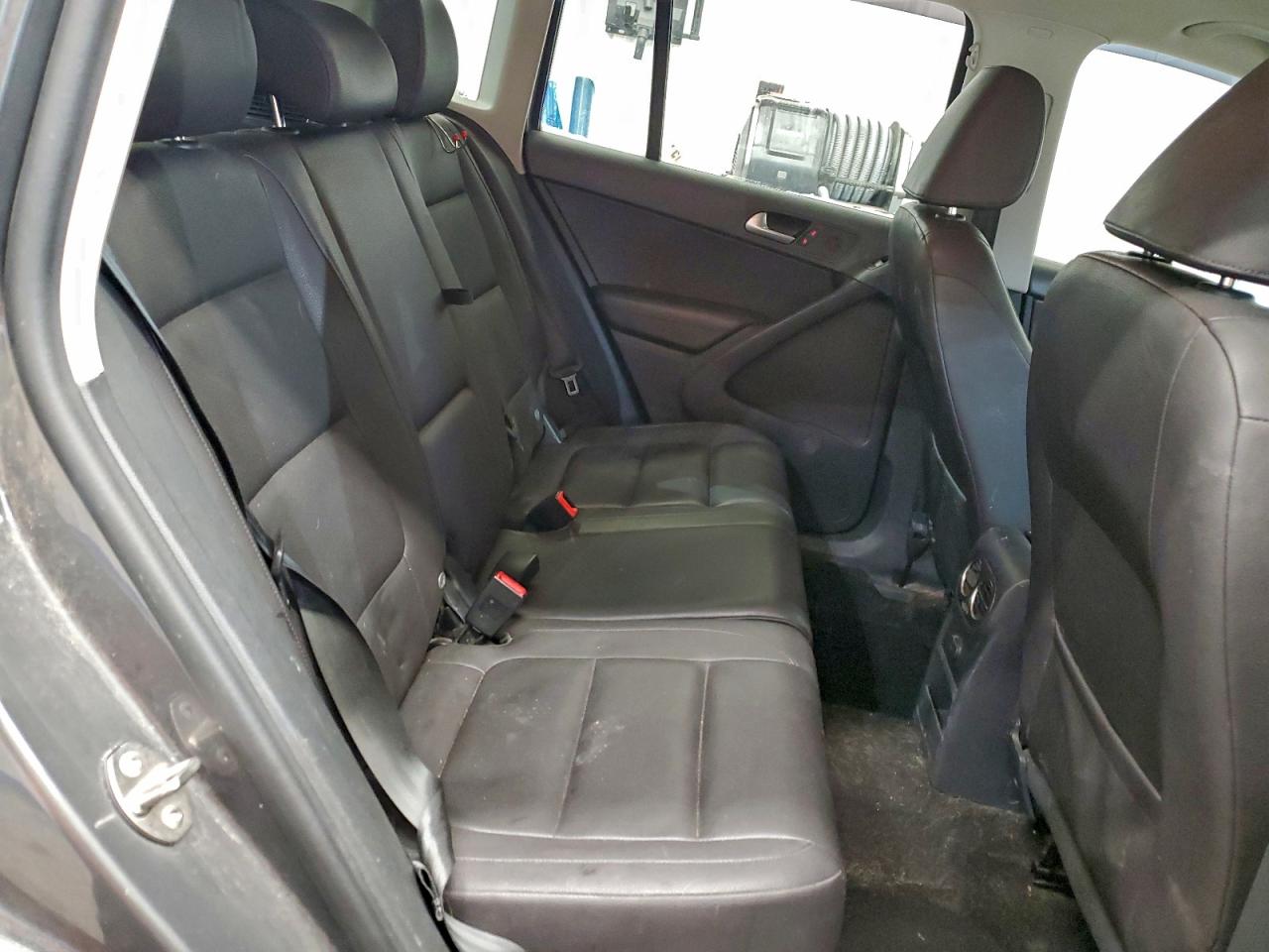 Volkswagen Tiguan S Image 11