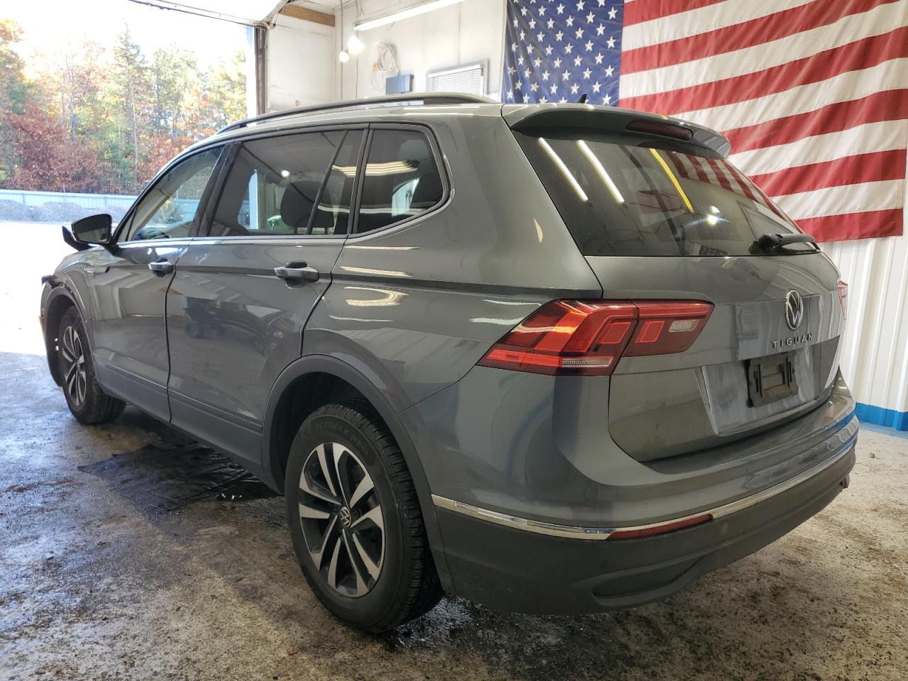 Volkswagen Tiguan S Image 2