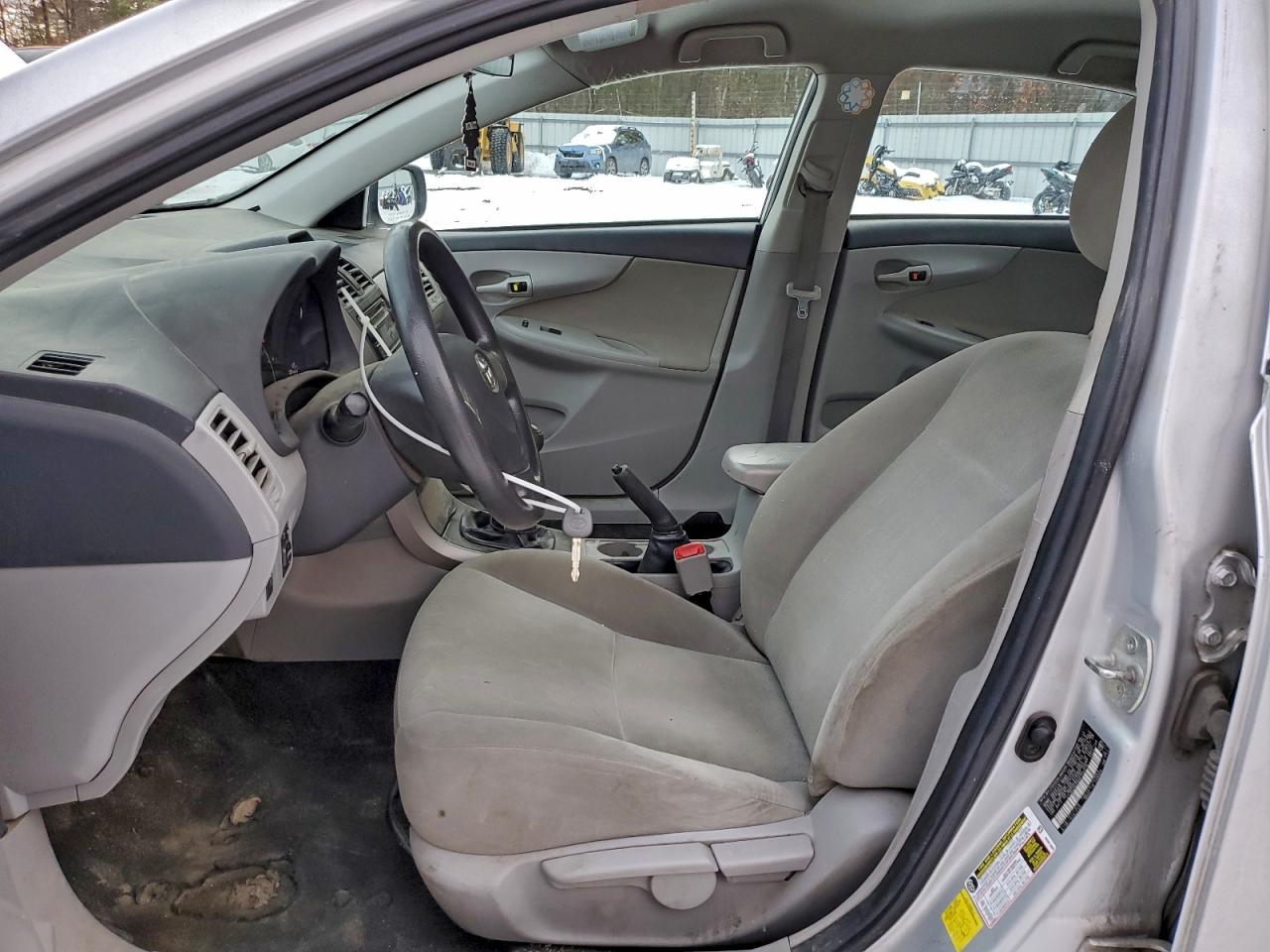 Toyota Corolla Base Image 9