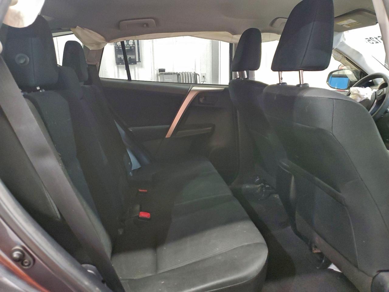 Toyota RAV4 Le Image 11