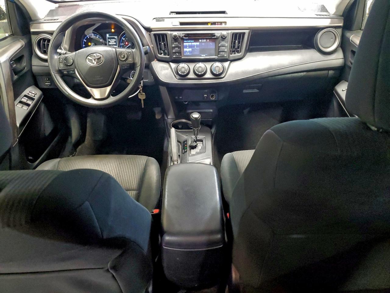 Toyota RAV4 Le Image 4