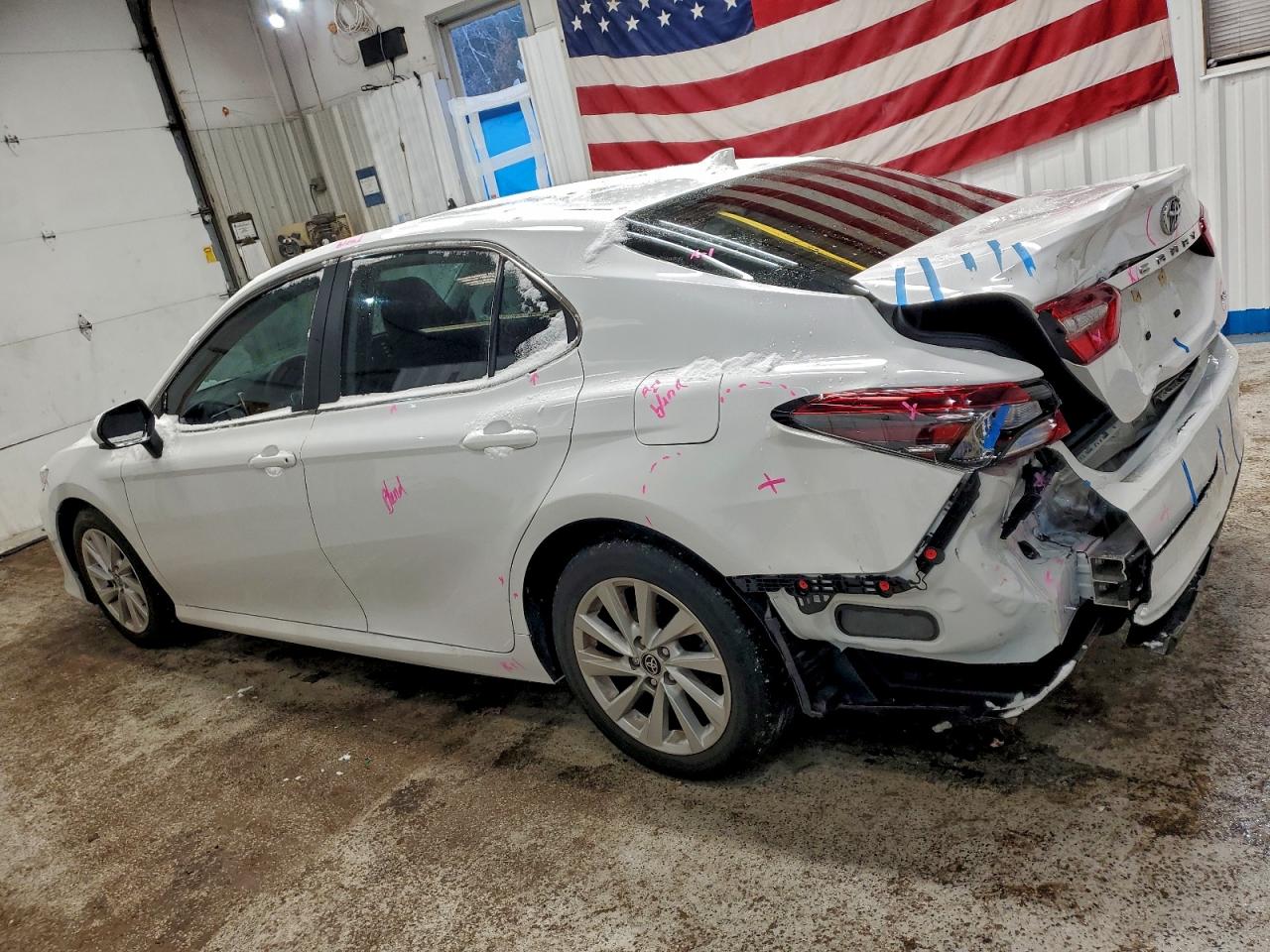 Toyota Camry Le Image 3