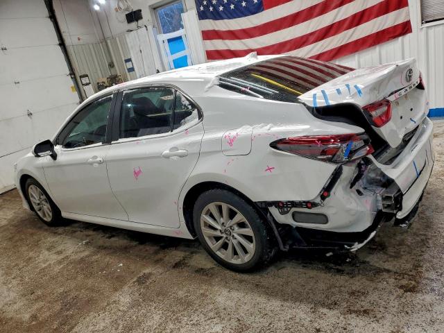 Toyota Camry Le Image 3