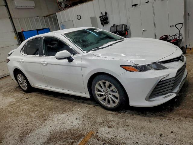 Toyota Camry Le Image 11