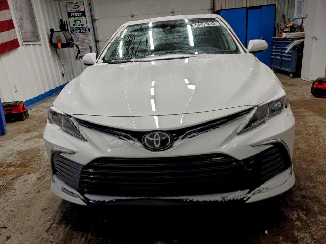 Toyota Camry Le Image 5