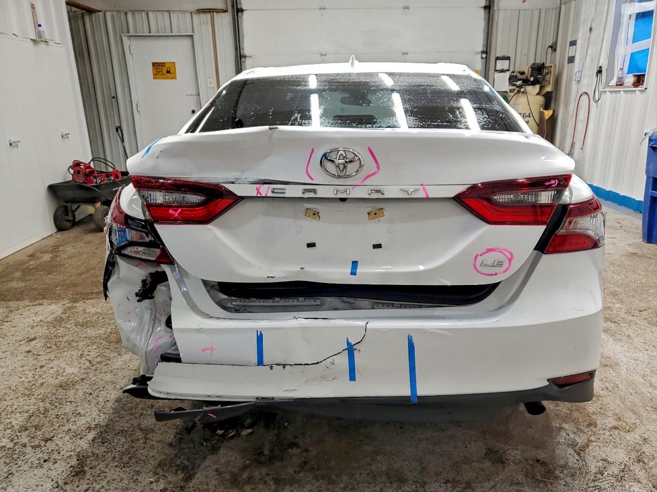 Toyota Camry Le Image 9