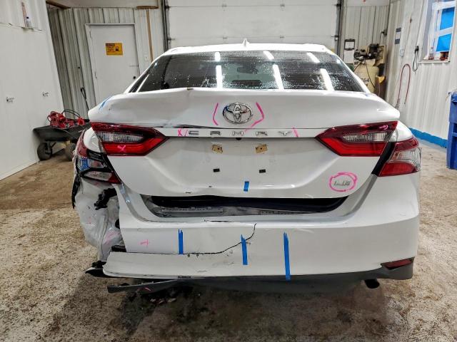 Toyota Camry Le Image 9