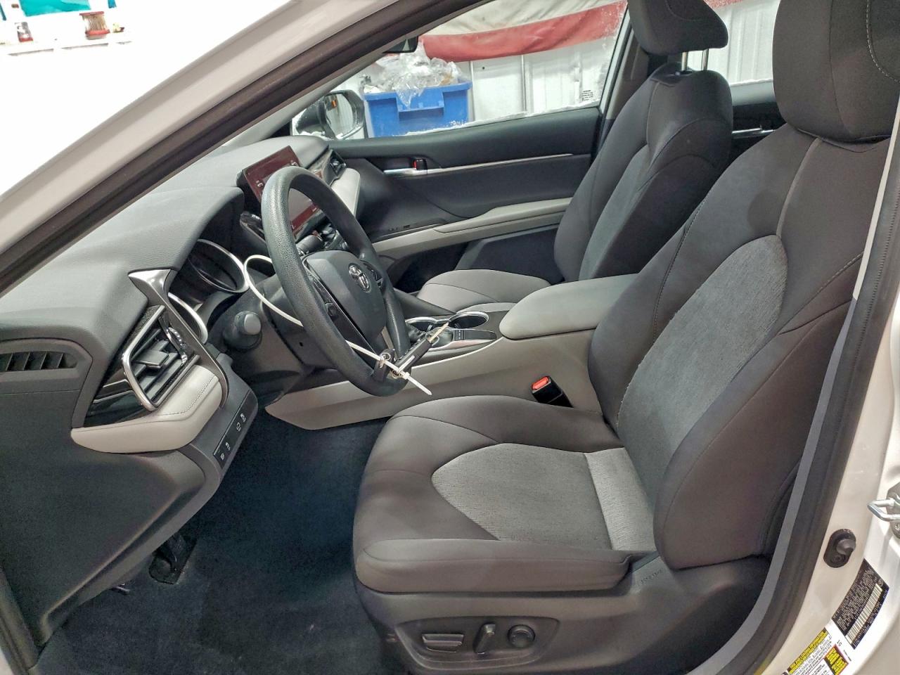 Toyota Camry Le Image 6