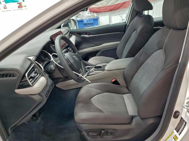 Toyota Camry Le Image 6