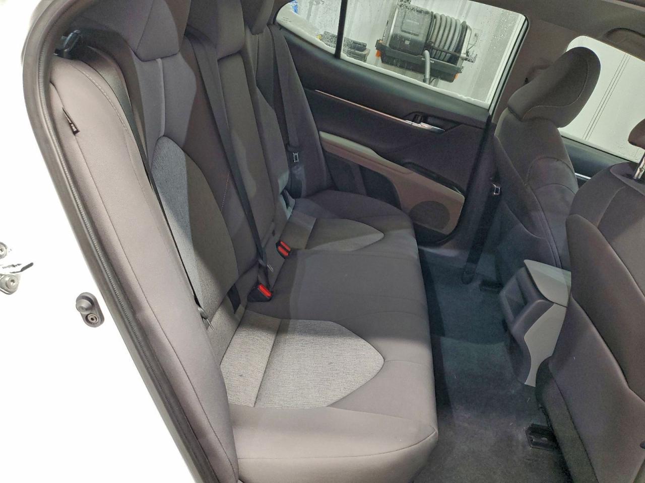 Toyota Camry Le Image 10