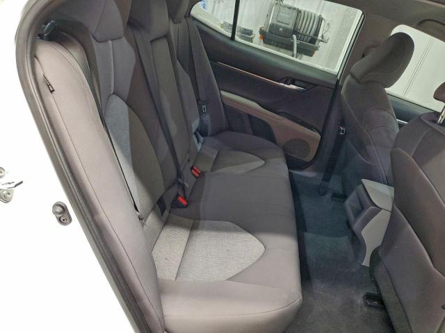 Toyota Camry Le Image 10