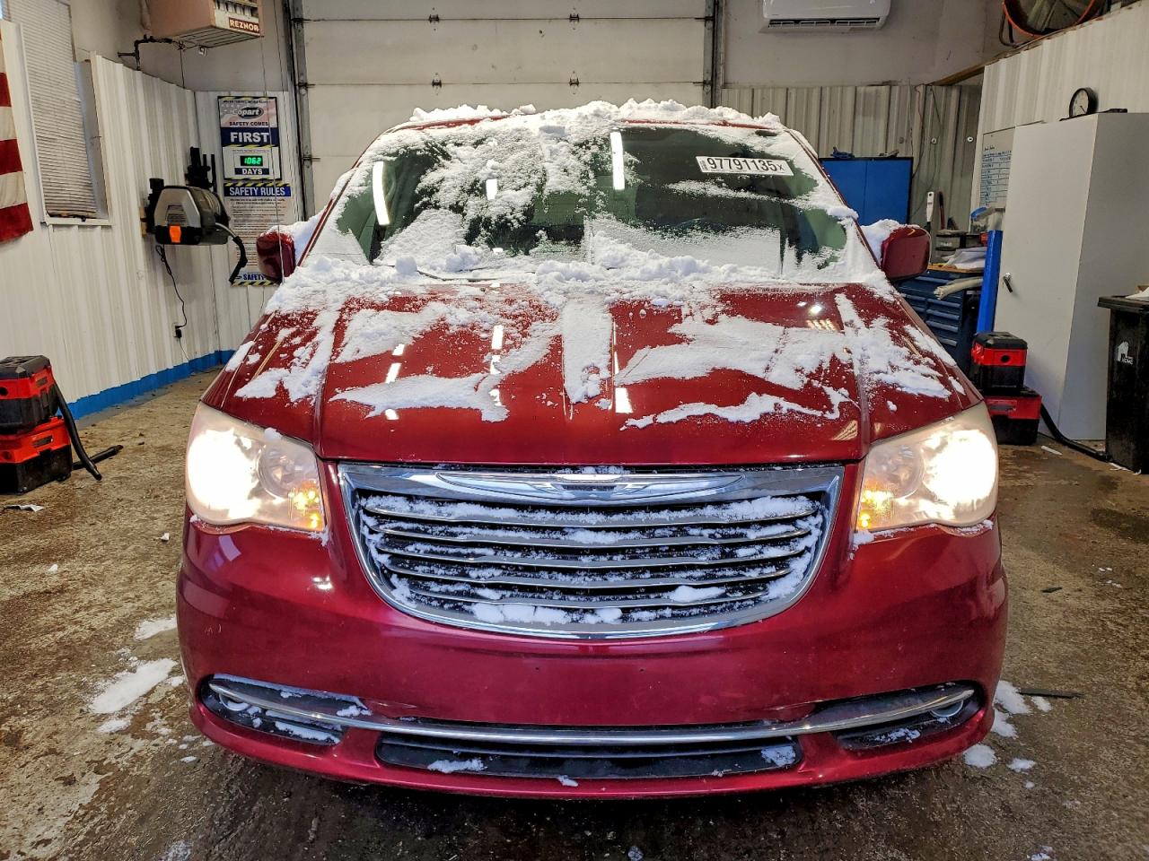 Chrysler Minivan Touring Image 6