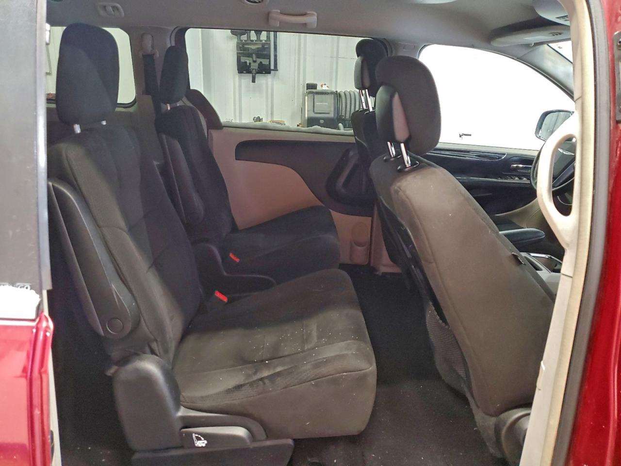 Chrysler Minivan Touring Image 11