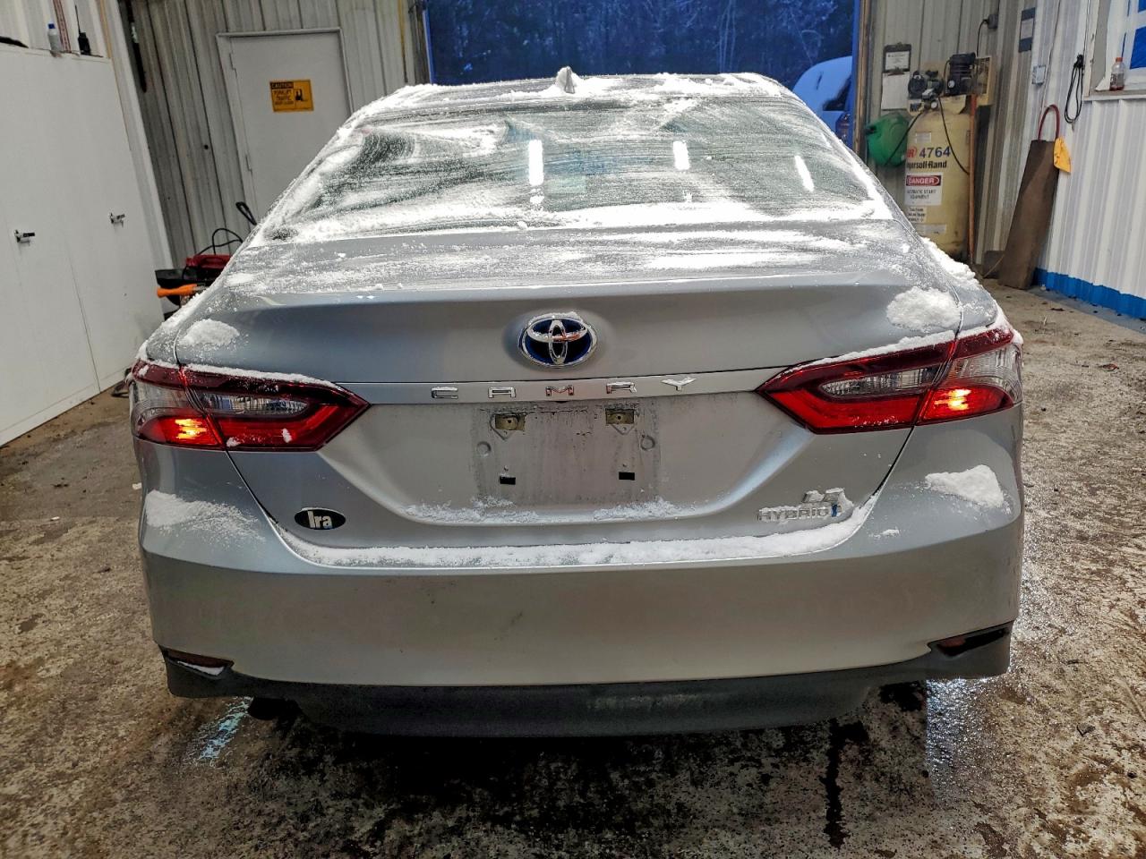 Toyota Camry Le Image 8