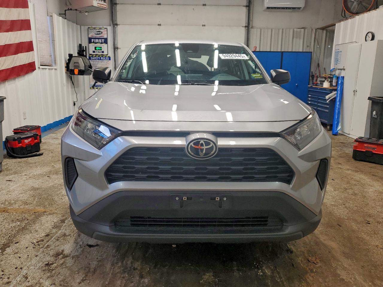 Toyota RAV4 Le Image 2