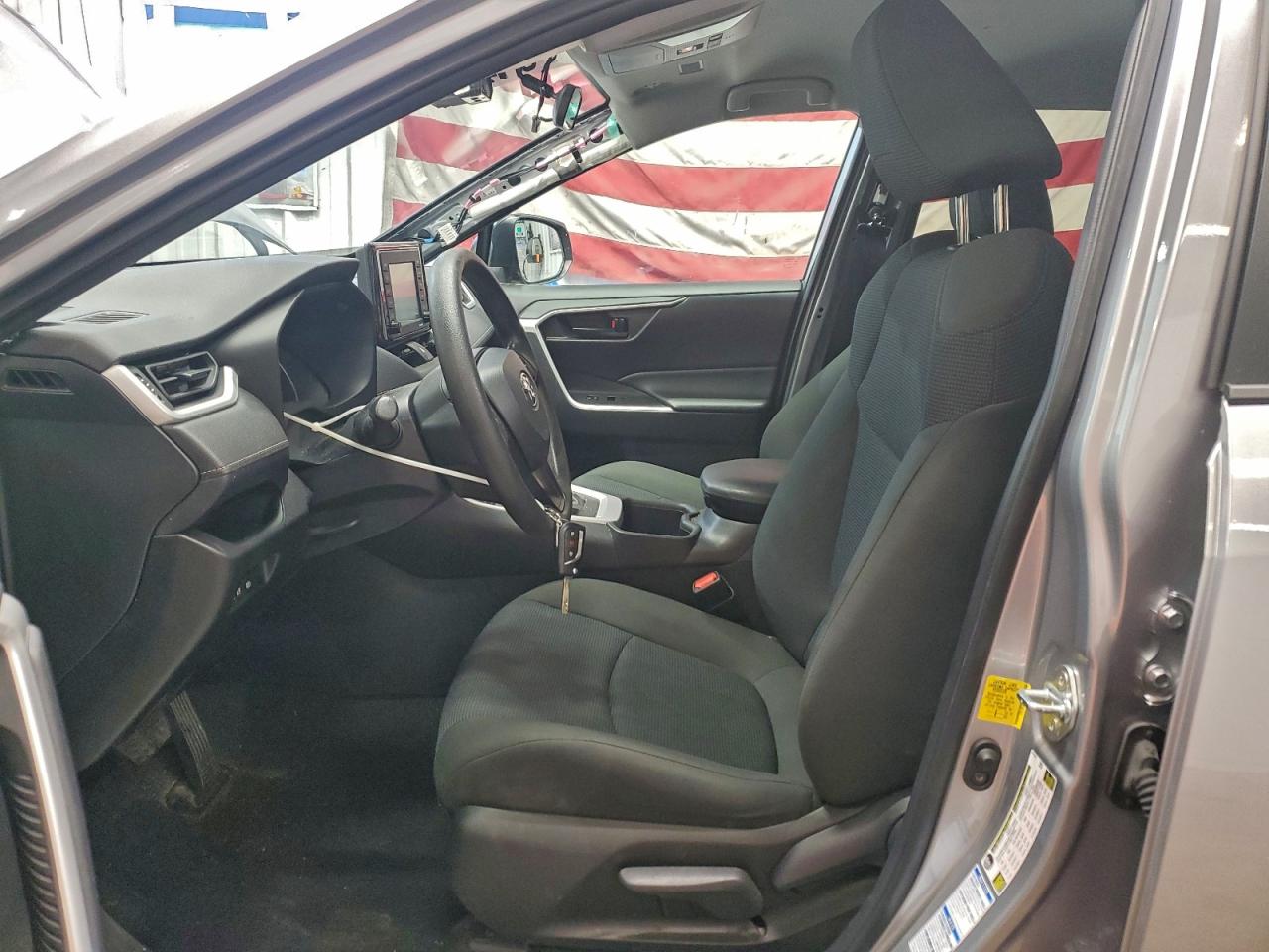 Toyota RAV4 Le Image 11