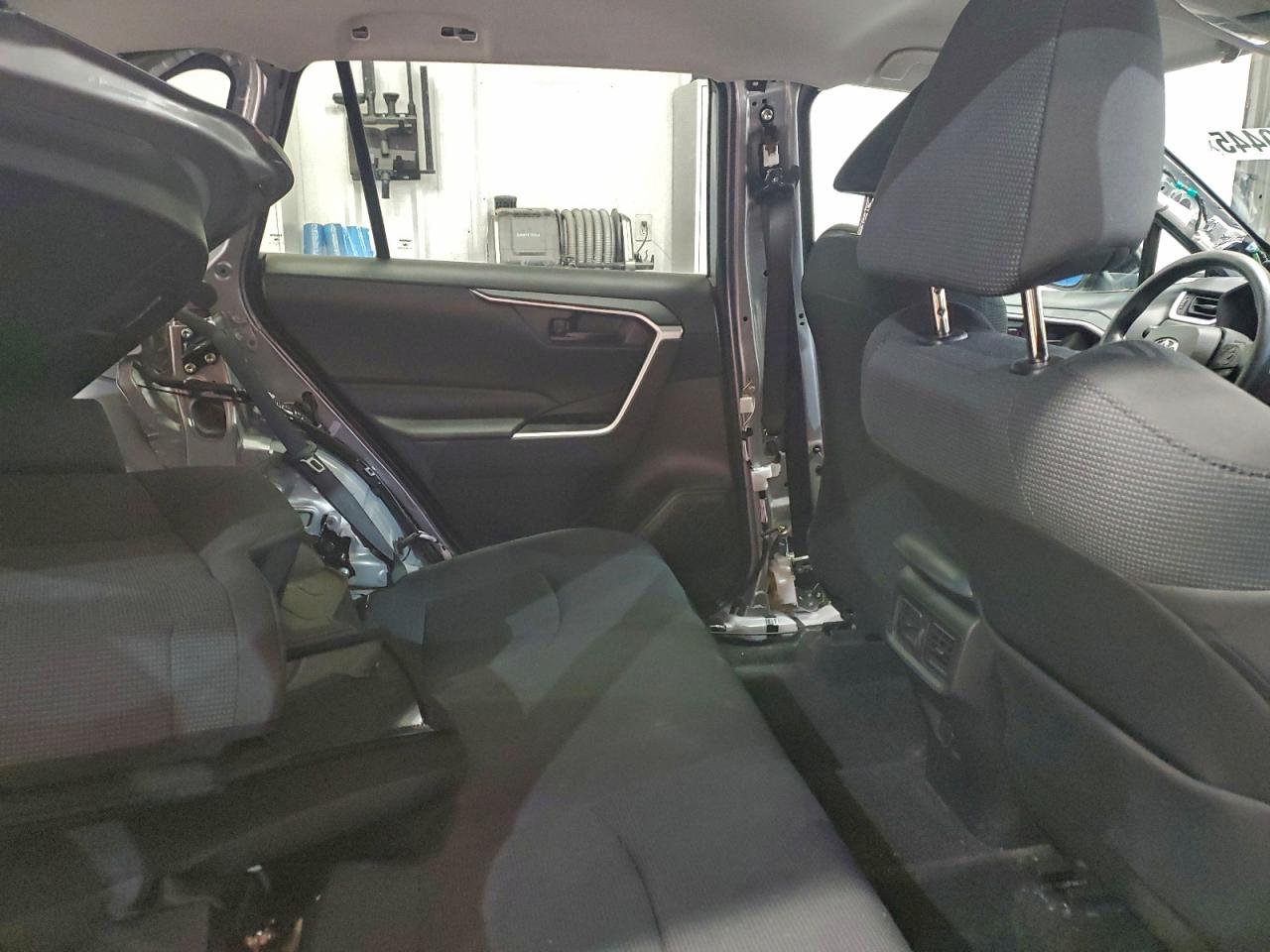 Toyota RAV4 Le Image 14