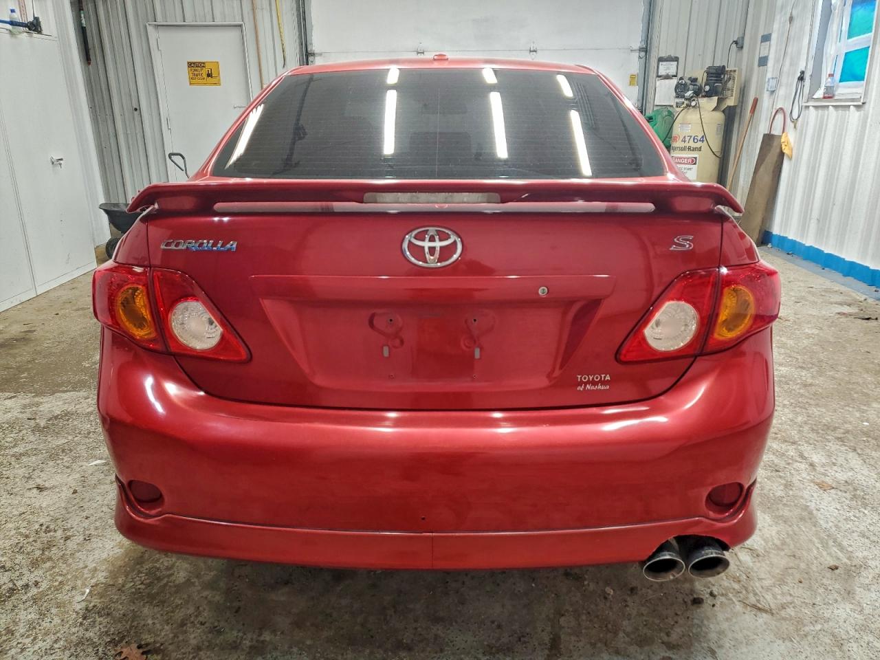 Toyota Corolla Base Image 9