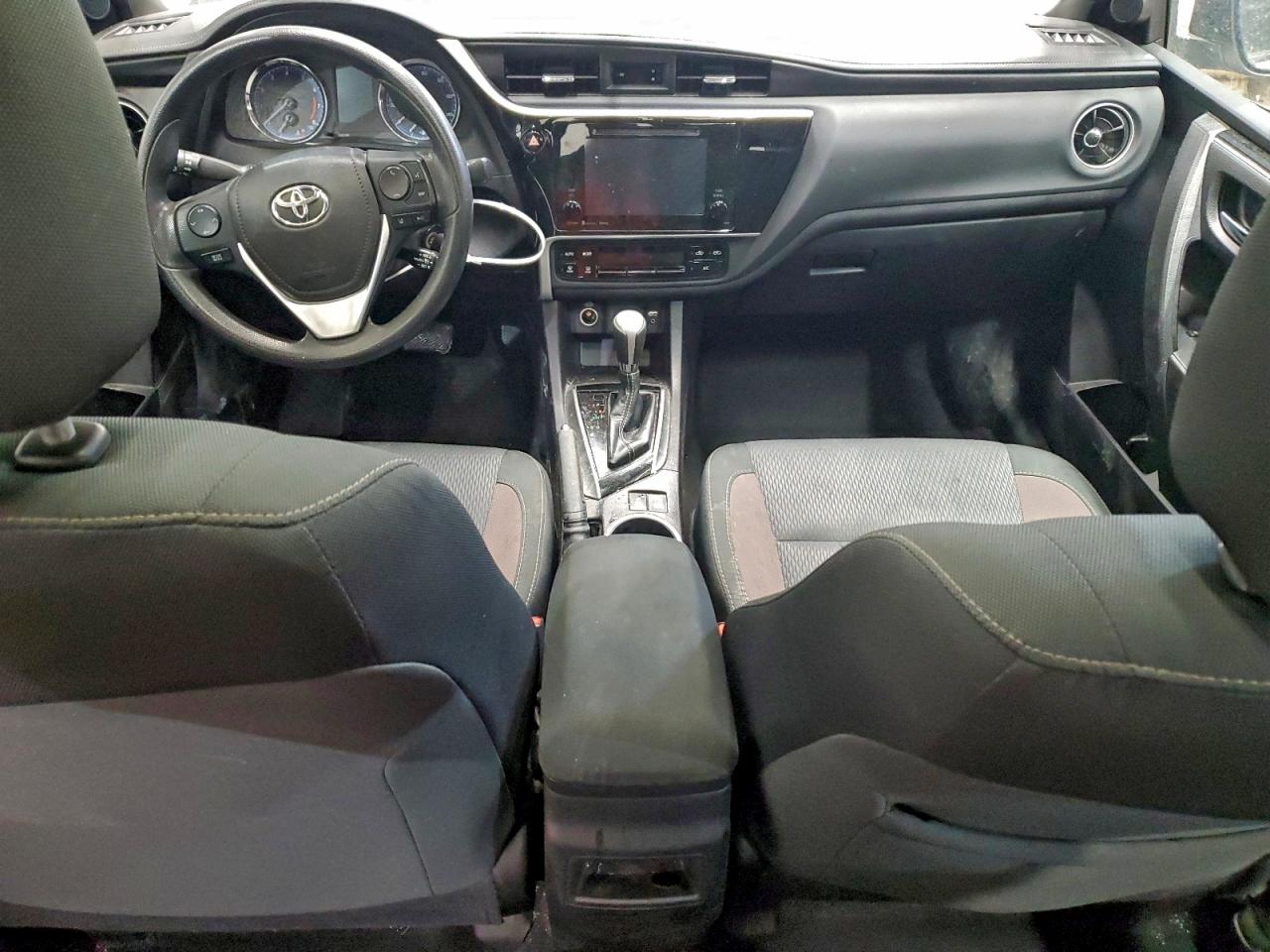 Toyota Corolla L Image 10