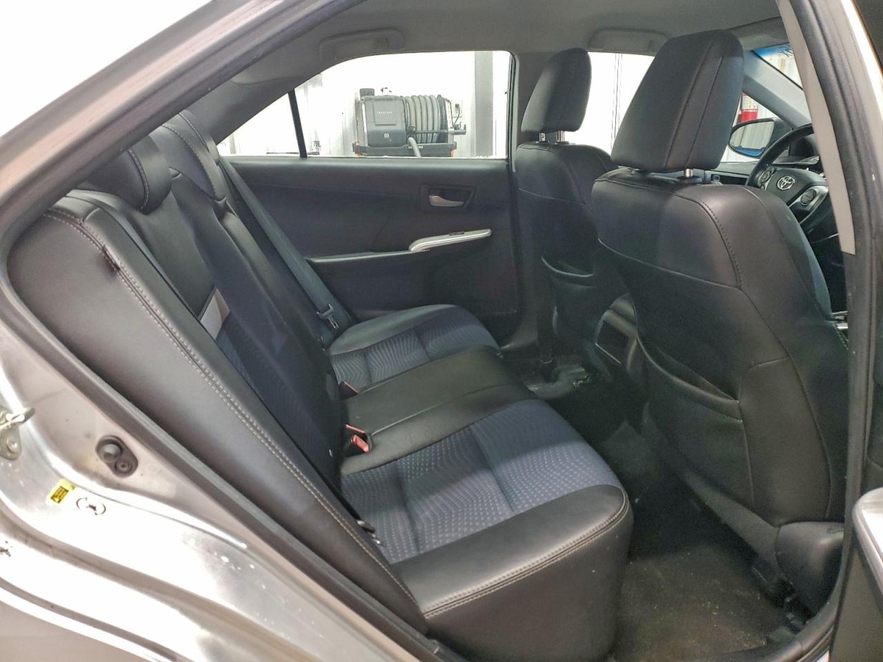 Toyota Camry L Image 10