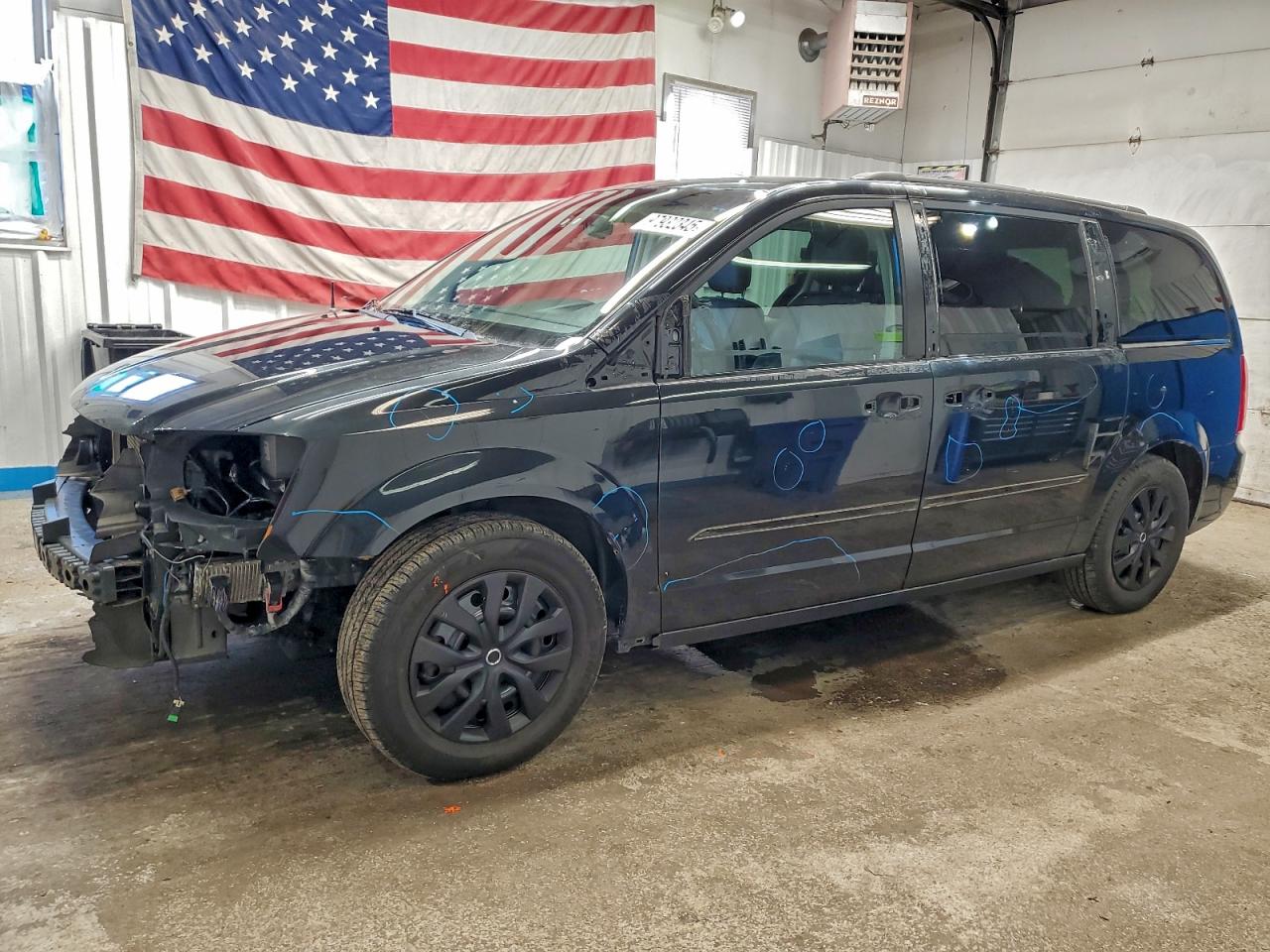 Chrysler Minivan Touring Image 1