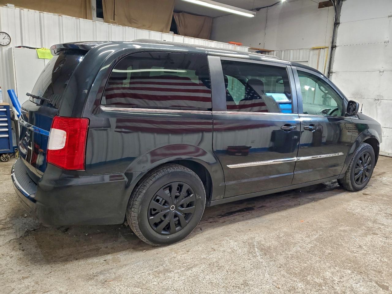 Chrysler Minivan Touring Image 2