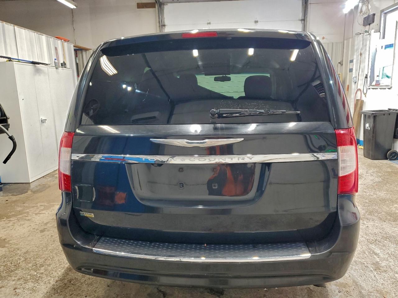 Chrysler Minivan Touring Image 6