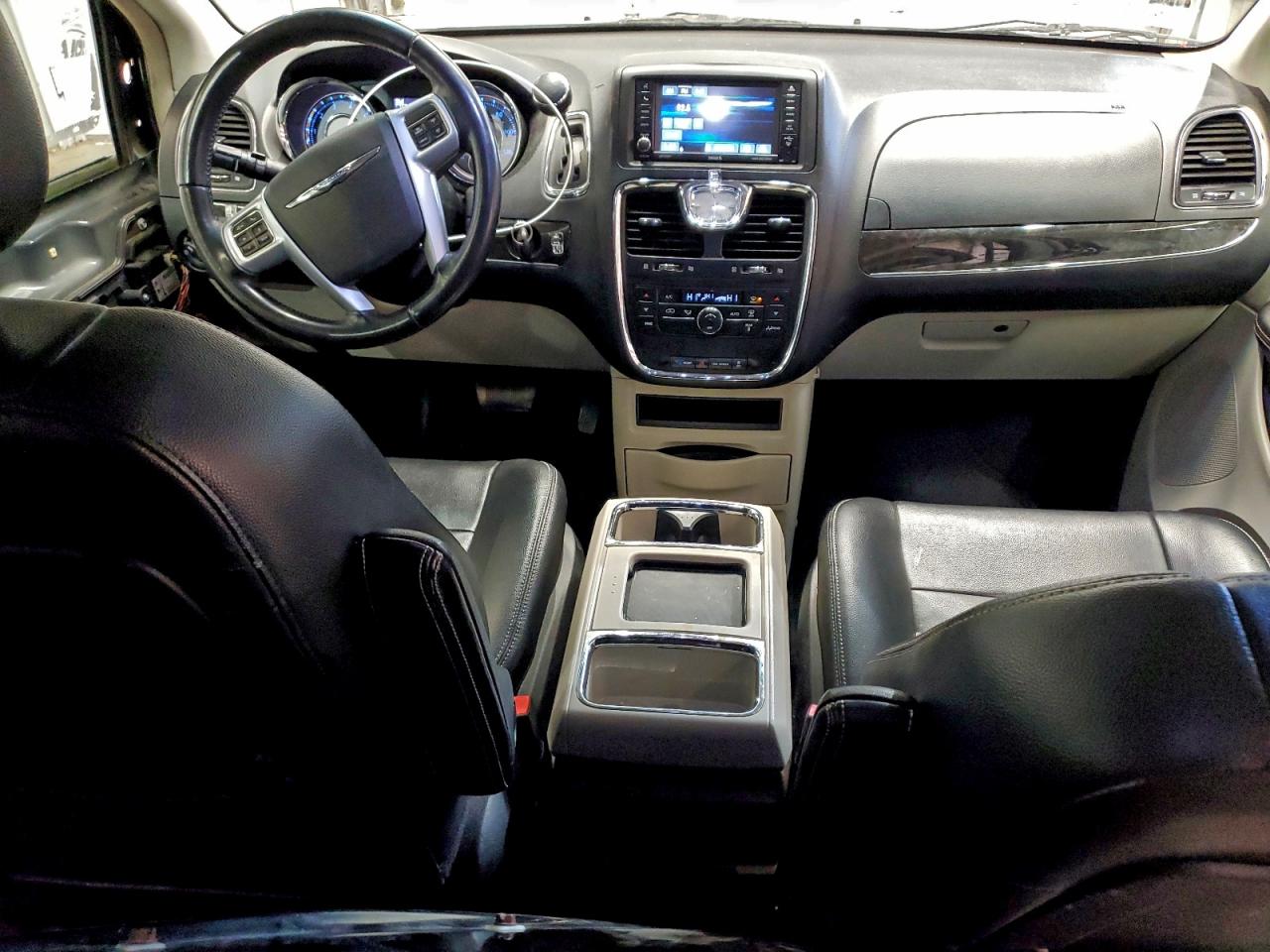 Chrysler Minivan Touring Image 9