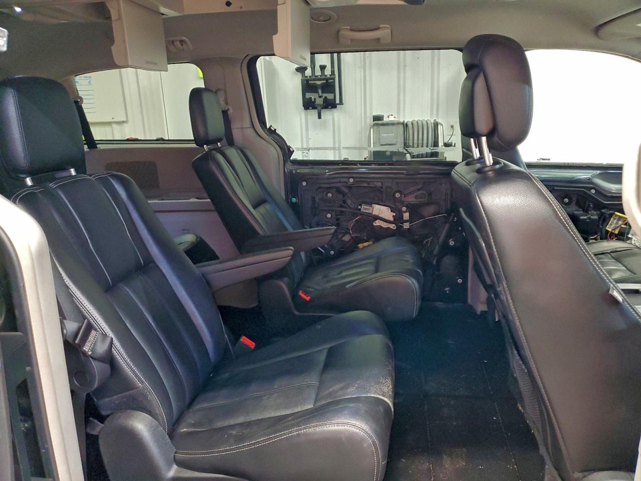 Chrysler Minivan Touring Image 8