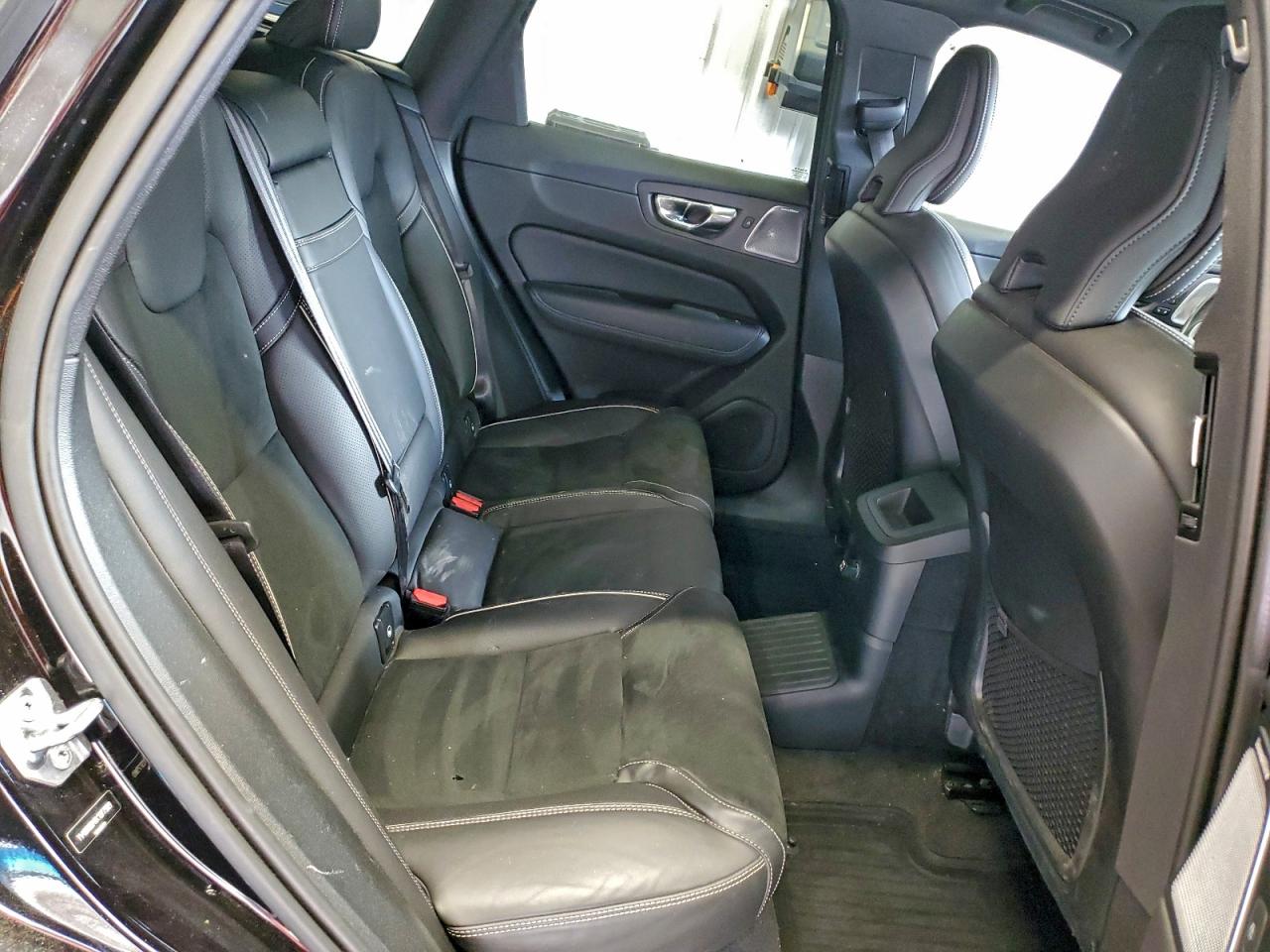 Volvo XC60 T8 R-design Image 9