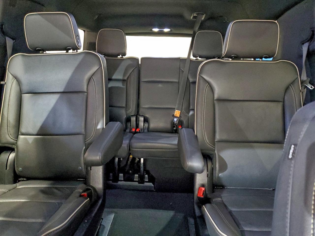 Chevrolet Suburban C1500 Premier Image 5