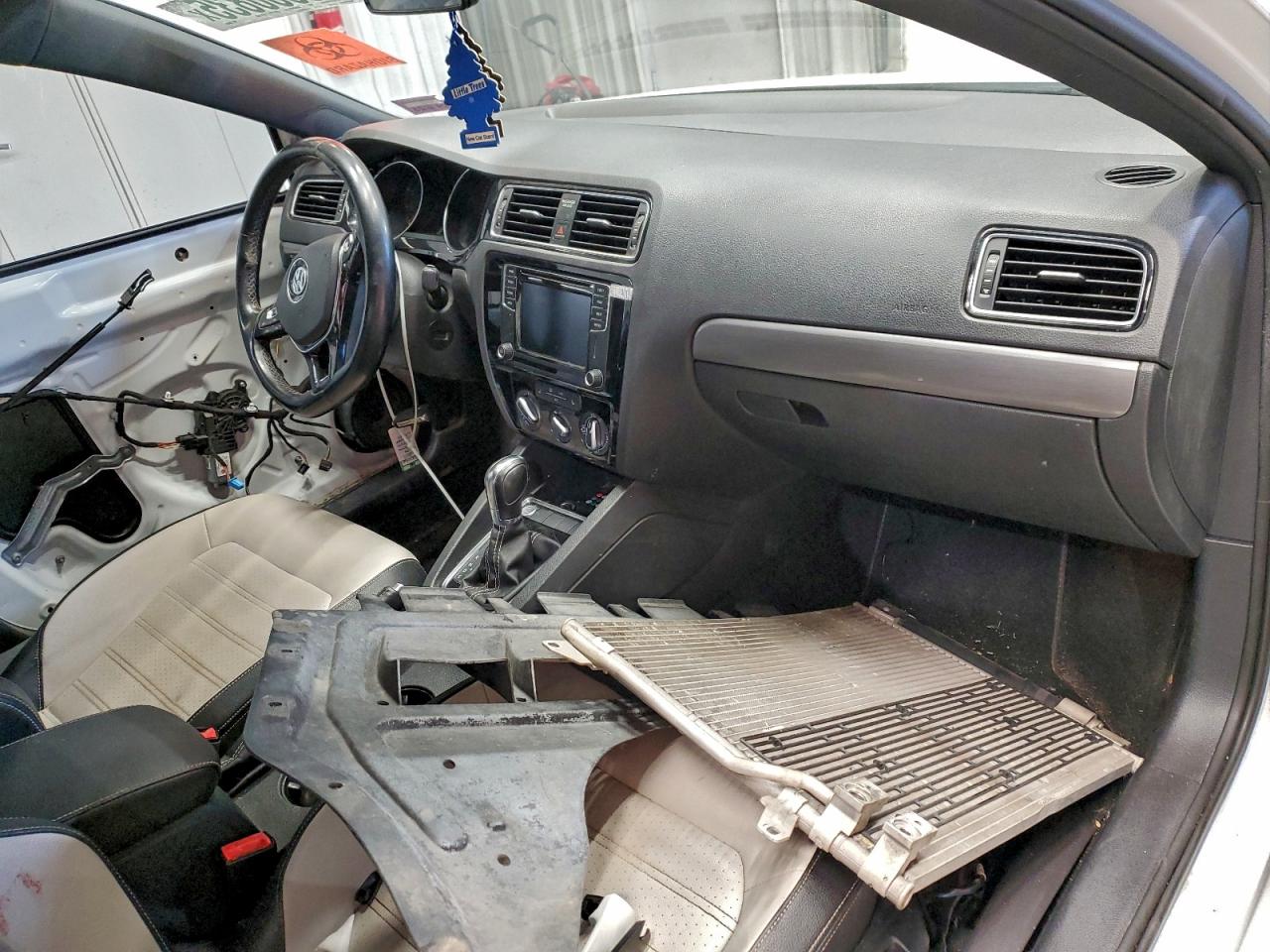 Volkswagen Jetta Sport Image 8