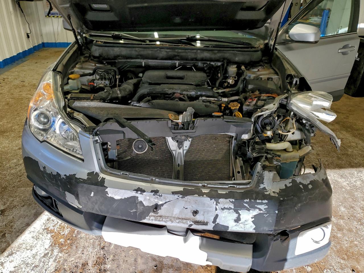 Subaru Outback 2.5i Limited Image 12