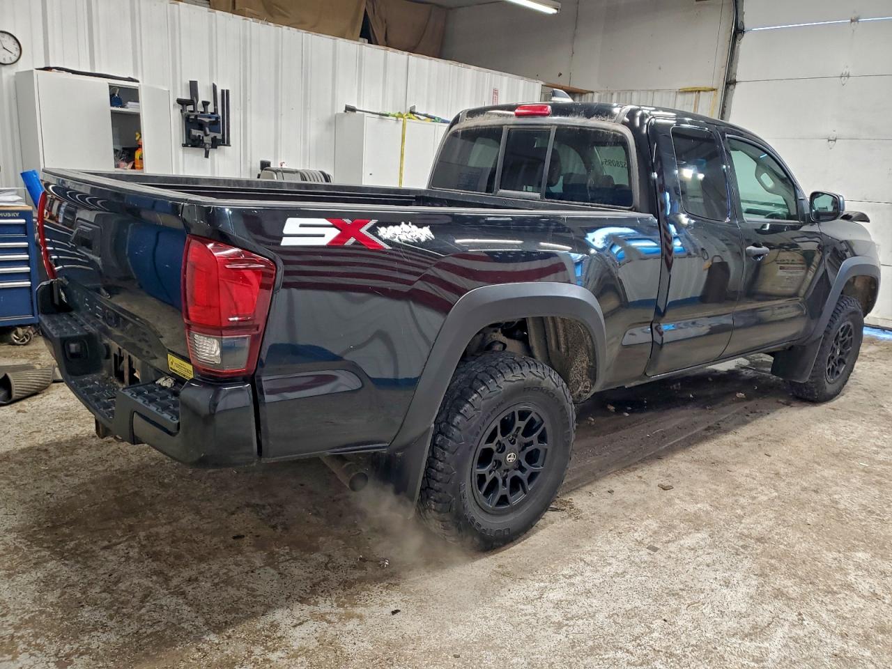 Toyota Tacoma Access Cab Image 3