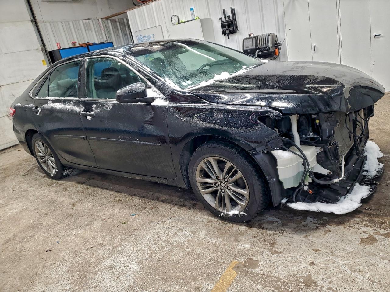 Toyota Camry Le Image 4