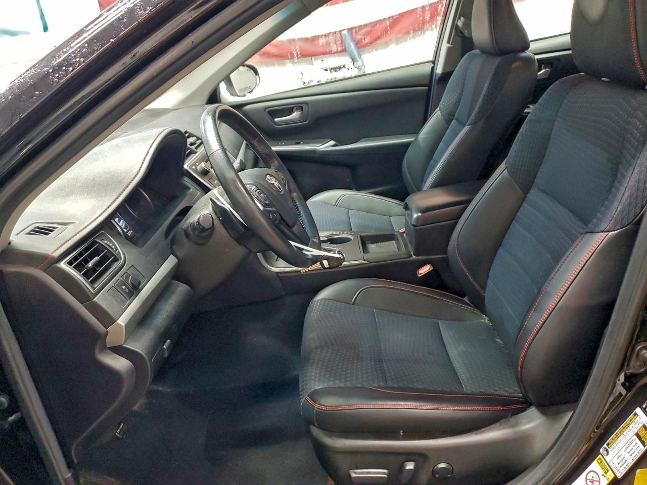 Toyota Camry Le Image 5