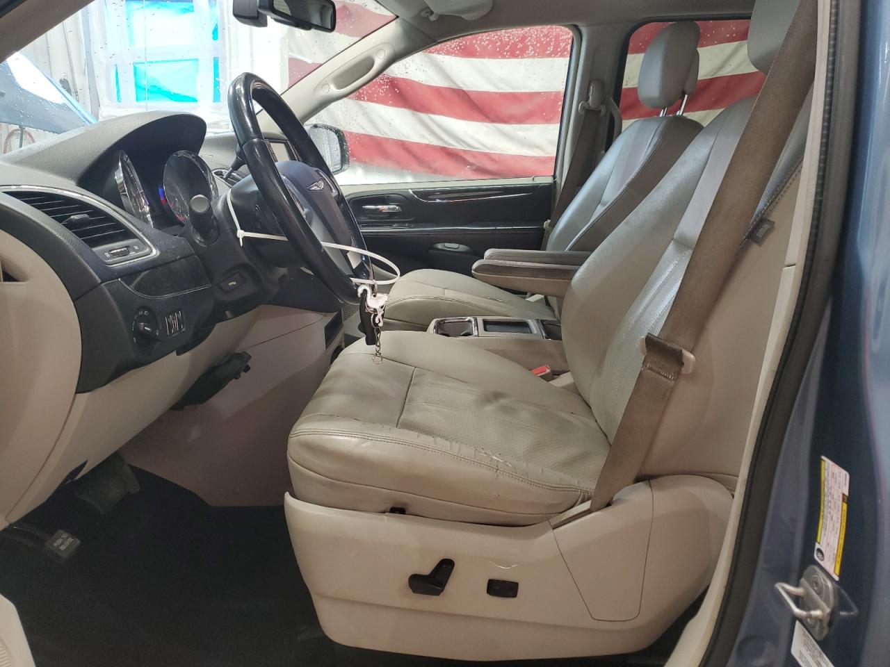 Chrysler Minivan Touring Image 13