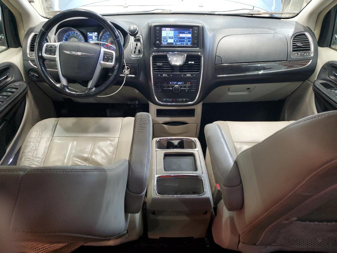 Chrysler Minivan Touring Image 4