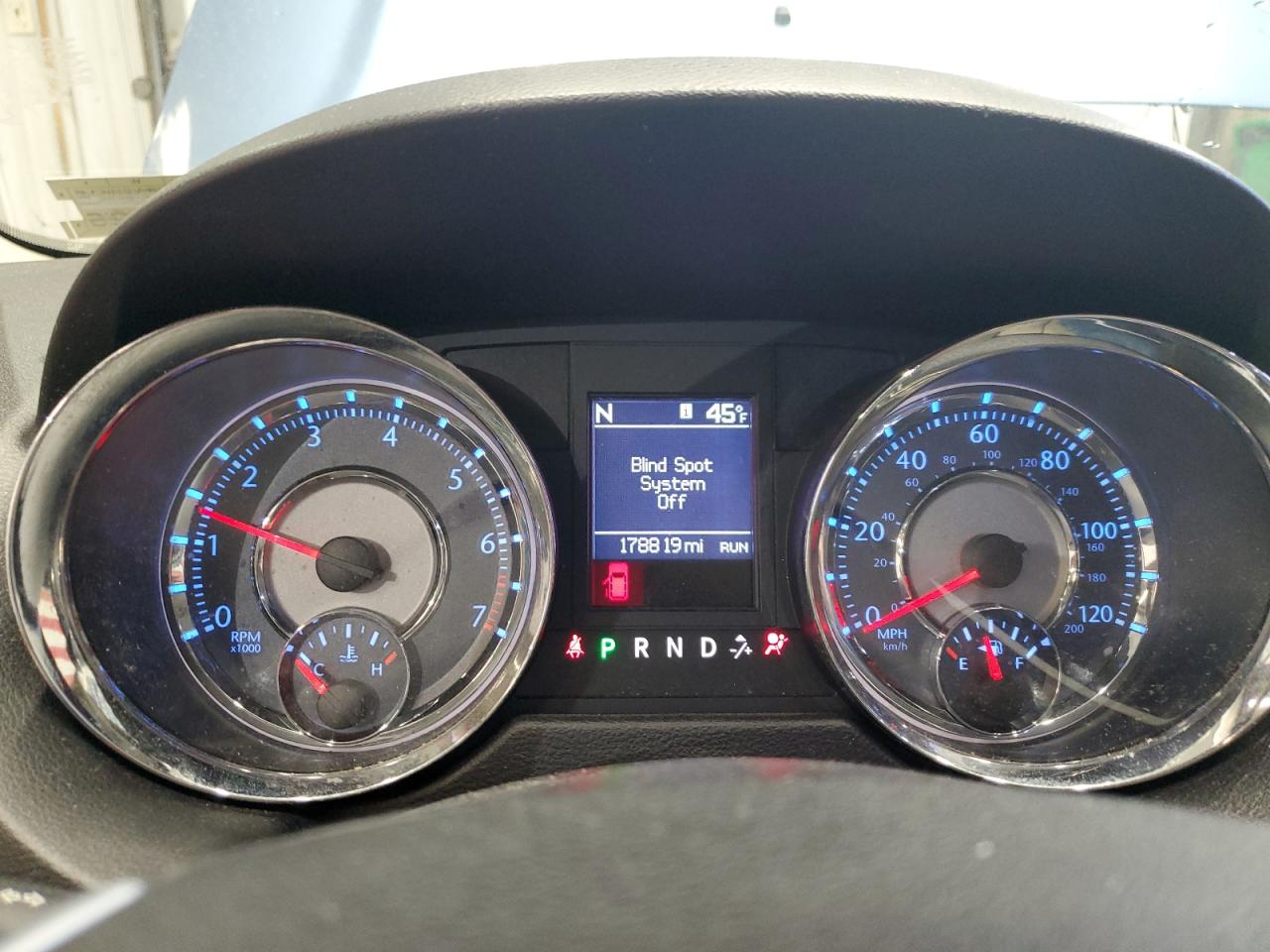 Chrysler Minivan Touring Image 2