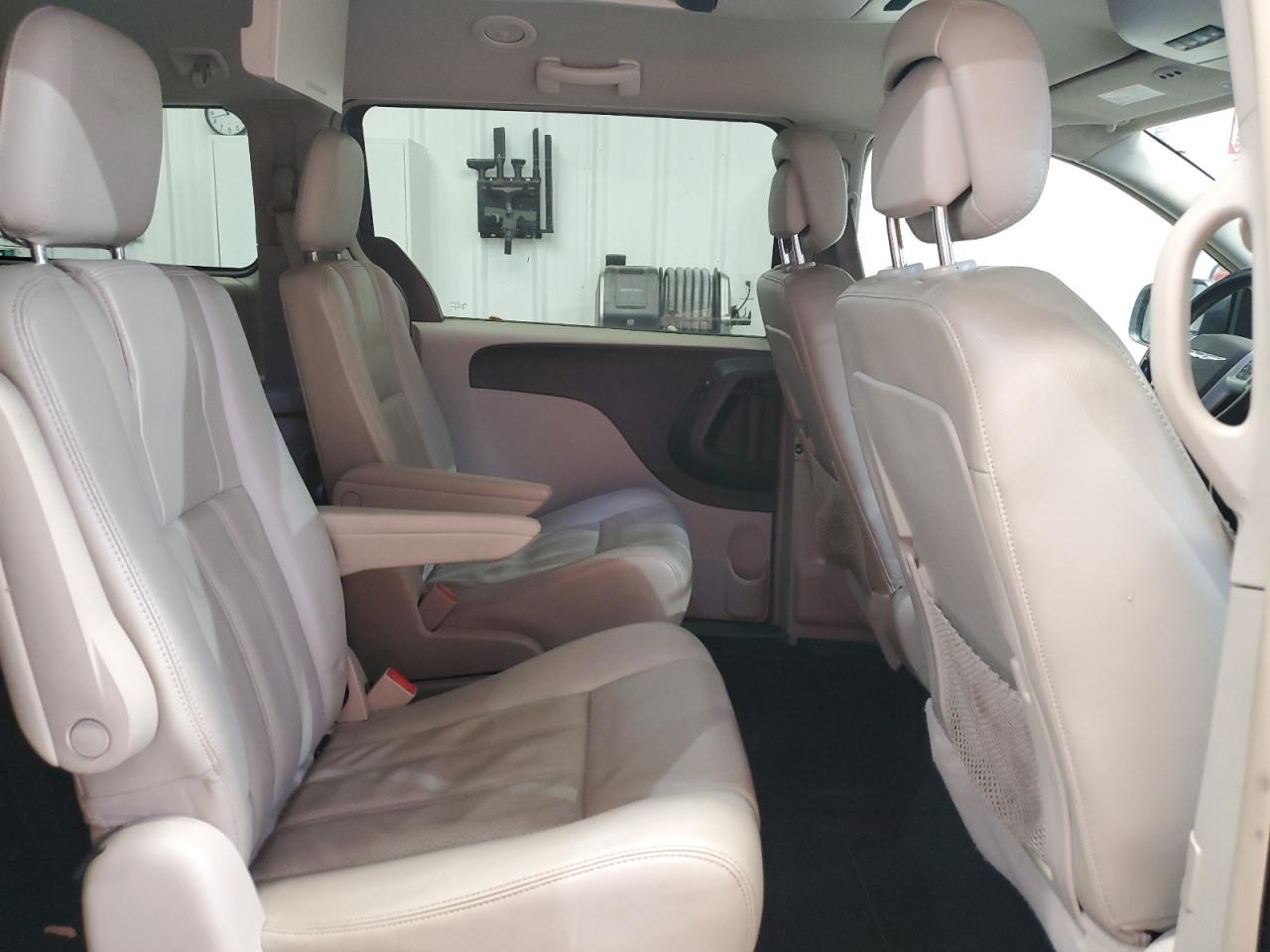 Chrysler Minivan Touring Image 9